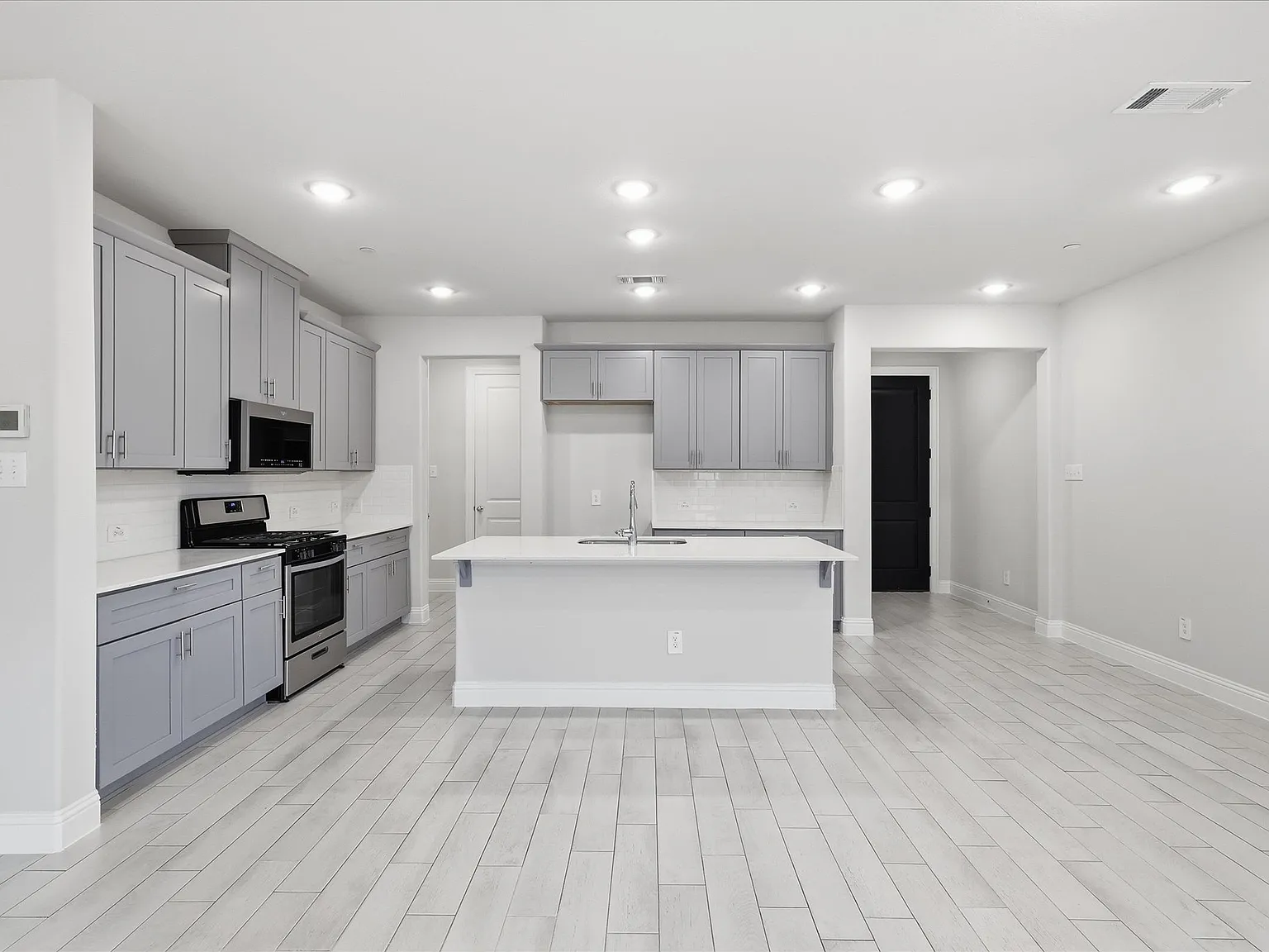 3 bed, 2.5 bath, 1969 sqft, $2,750 — Photo 3