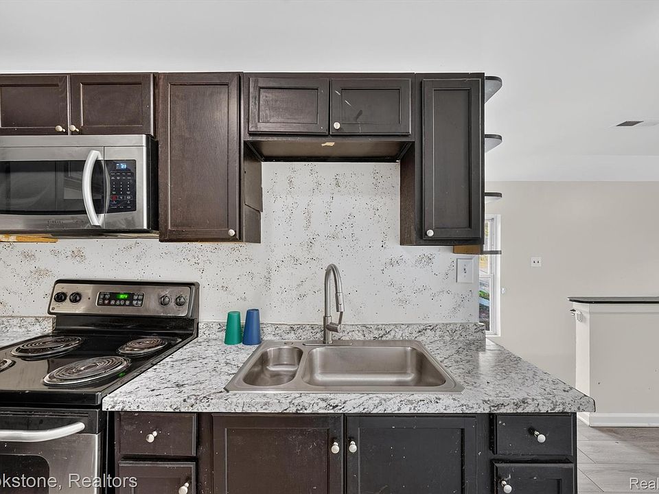 132 E Howard St, photo 24