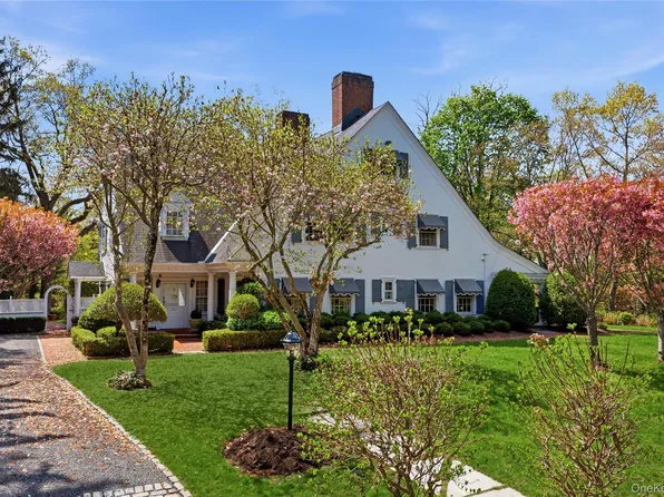 42 Clocktower Lane, Old Westbury, NY 11568