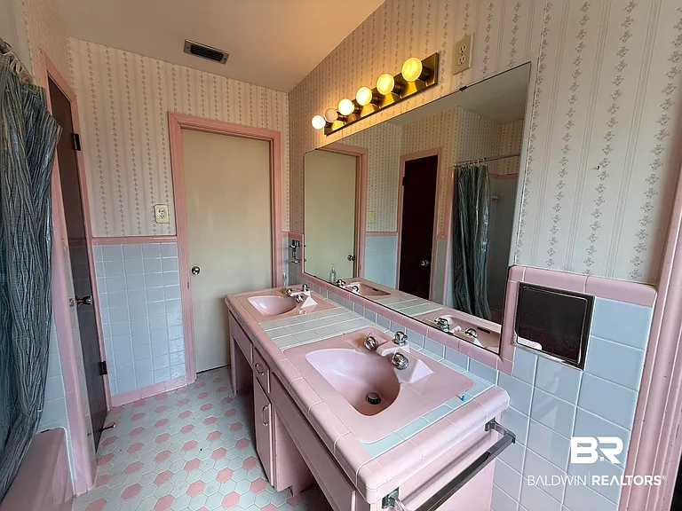 110 Patrician Dr — Photo 15