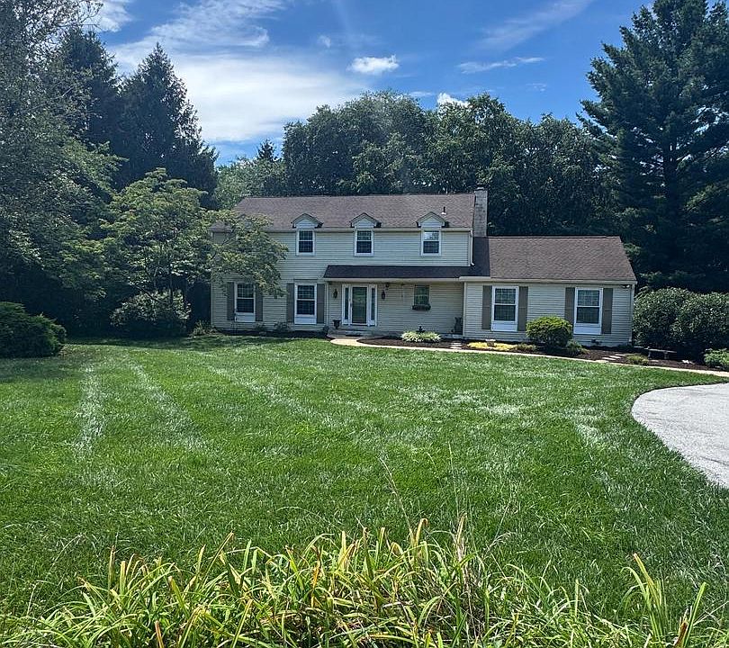 1st image of 105 Scotts Glen Rd