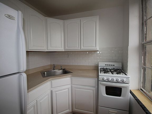 2nd image of 407 Sackett St #4
