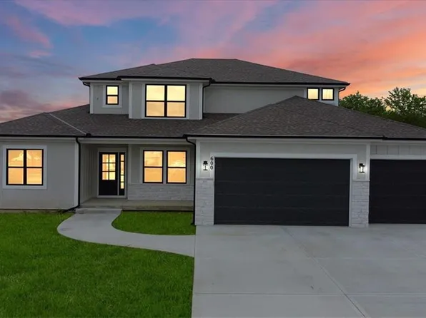 502 Blackhawke Dr, Smithville, MO 64089