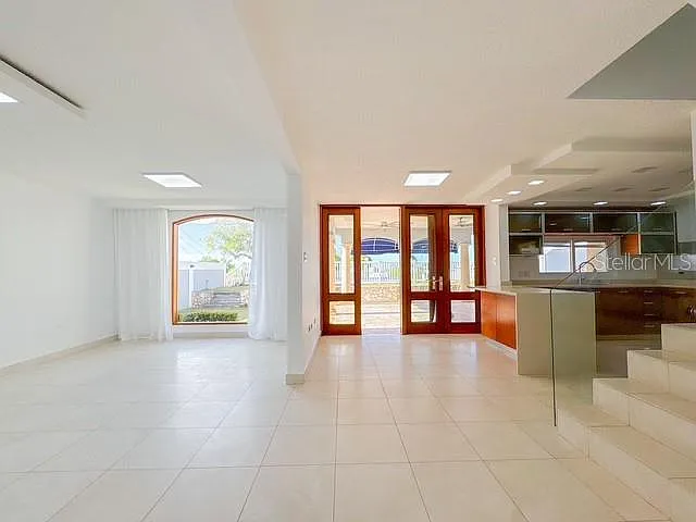 5 bed, 2.5 bath, 3700 sqft, $6,500 — Photo 4