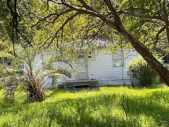 2nd image of 1819 Gilbert Ln.