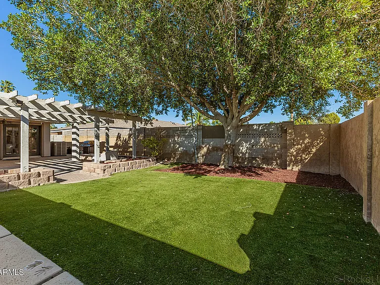 413 E Ellis Dr — Photo 28