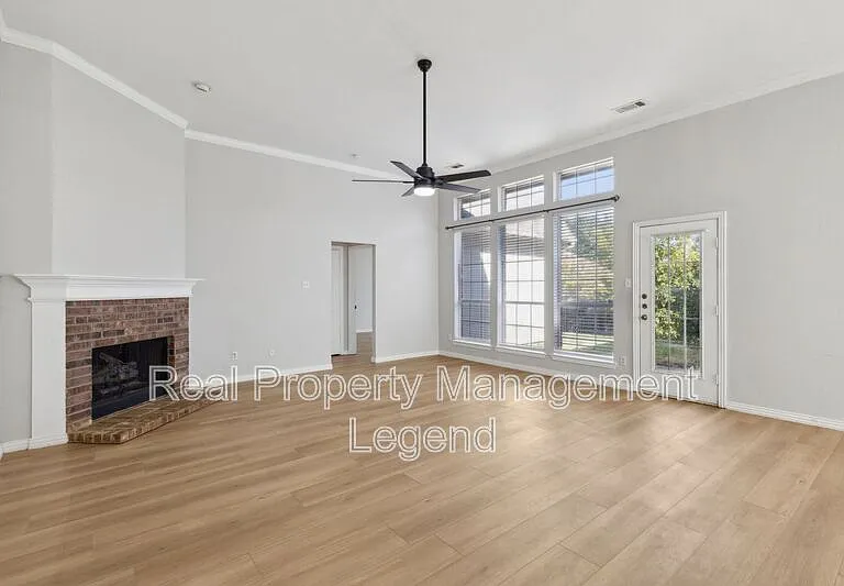 8012 Greenwood Dr — Photo 8