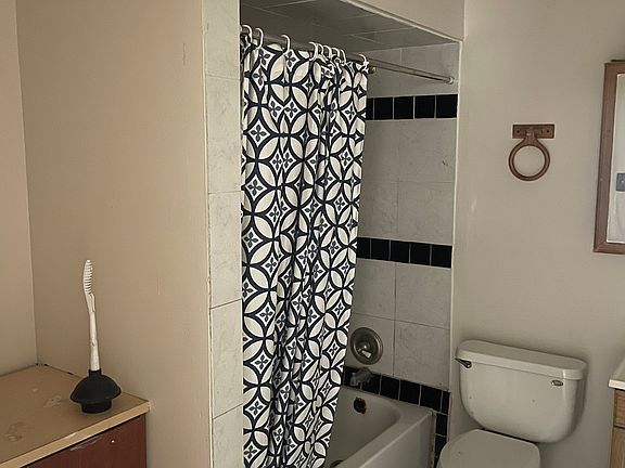3rd image of 6202 W Flower St