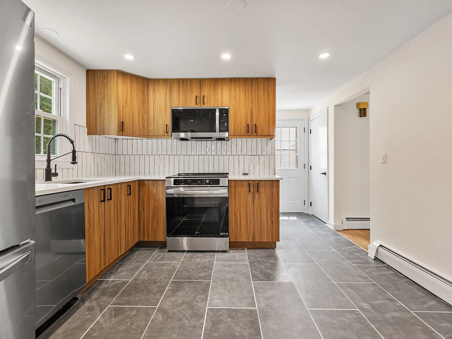3 bed, 1.5 bath, 1372 sqft, $4,000 — Photo 3