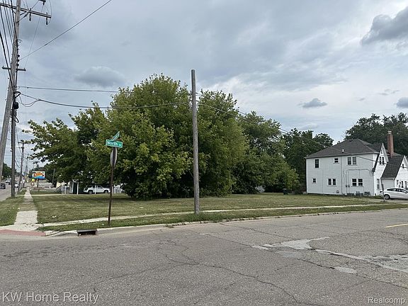 2nd image of 11916 N Saginaw St