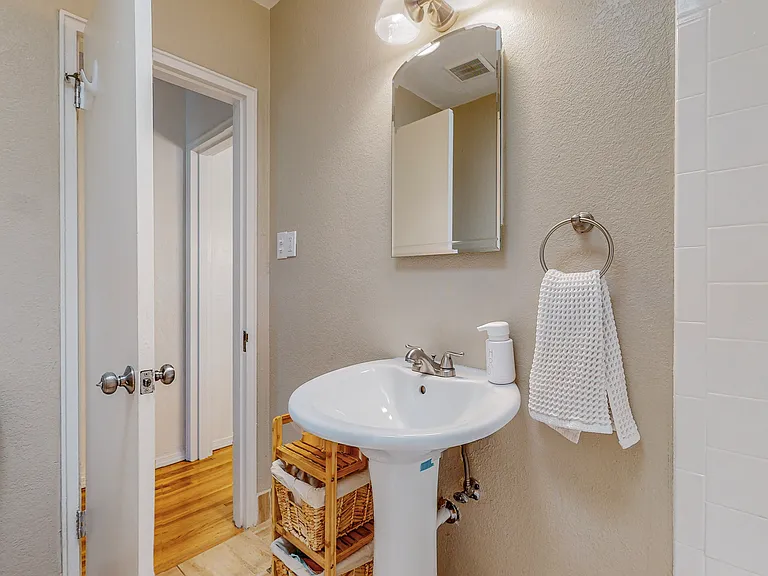 837 Adams St NE — Photo 30