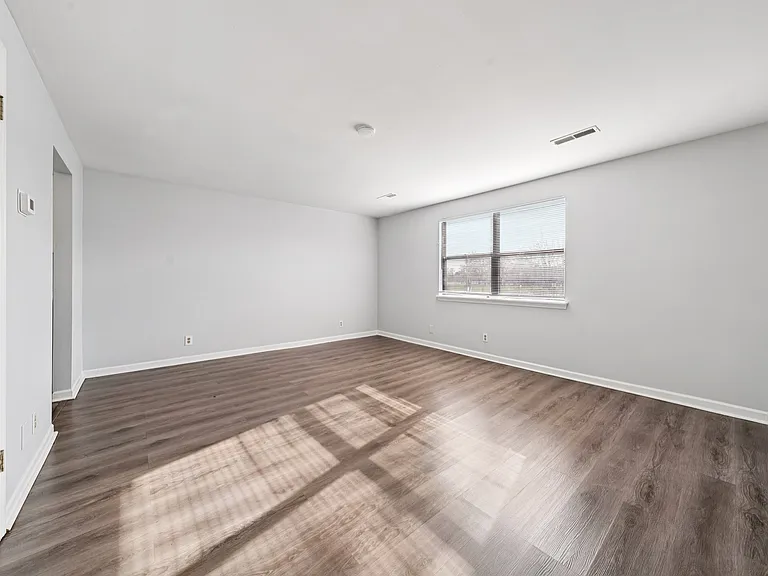 Manhattan Square Apartments — Photo 27