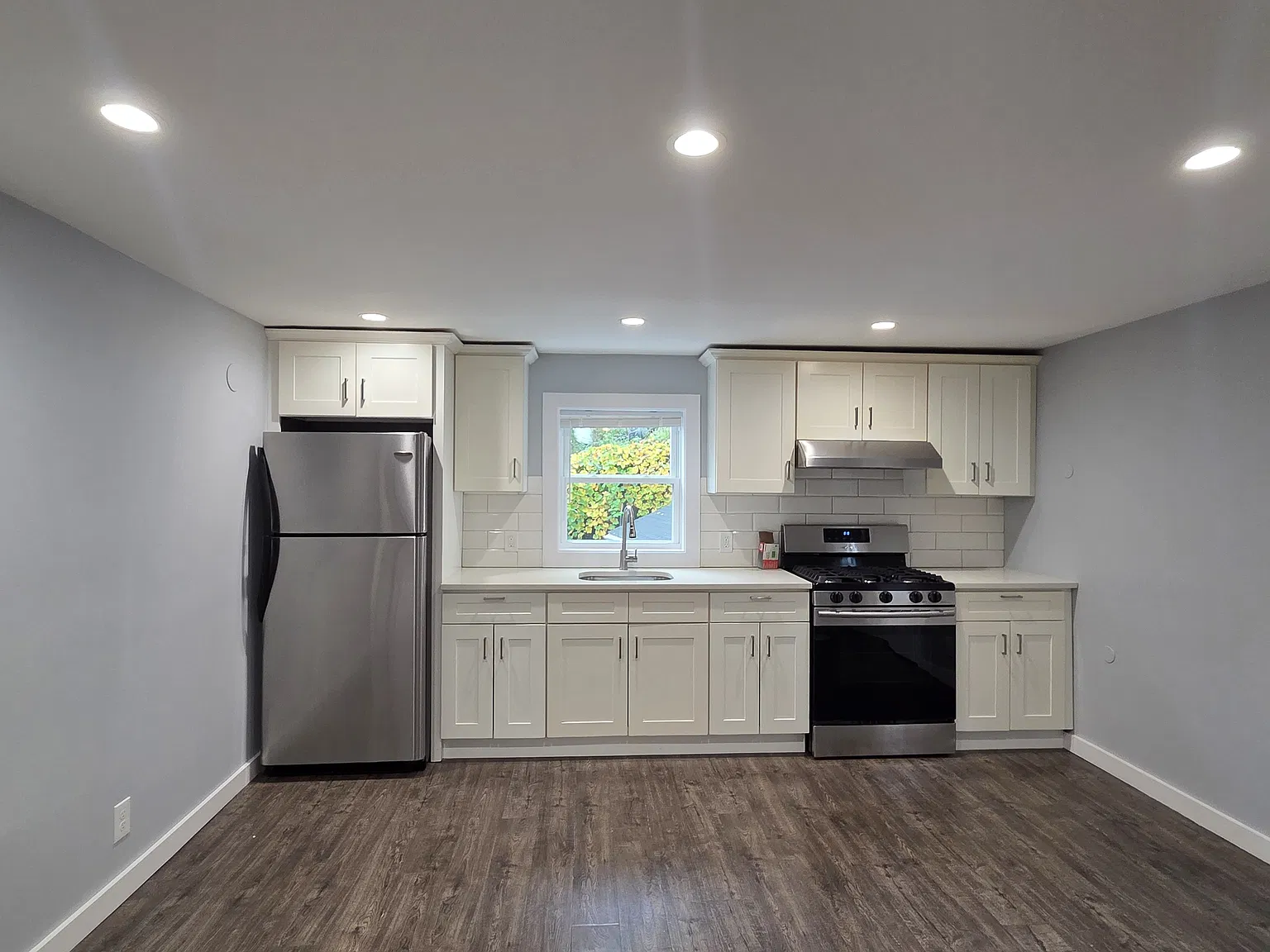 3 bed, 900 sqft, $3,200 — Photo 3