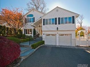 10 Old Hills Ln, Port Washington, NY 11050