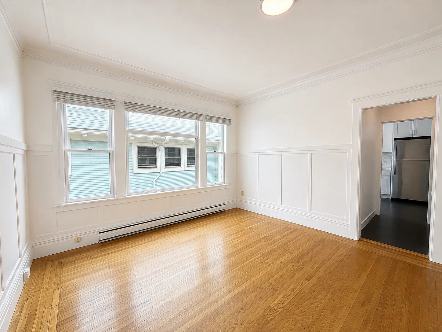 Spacious Top Floor 3BR with In-Unit Laundry Pet Friendly — Photo 4
