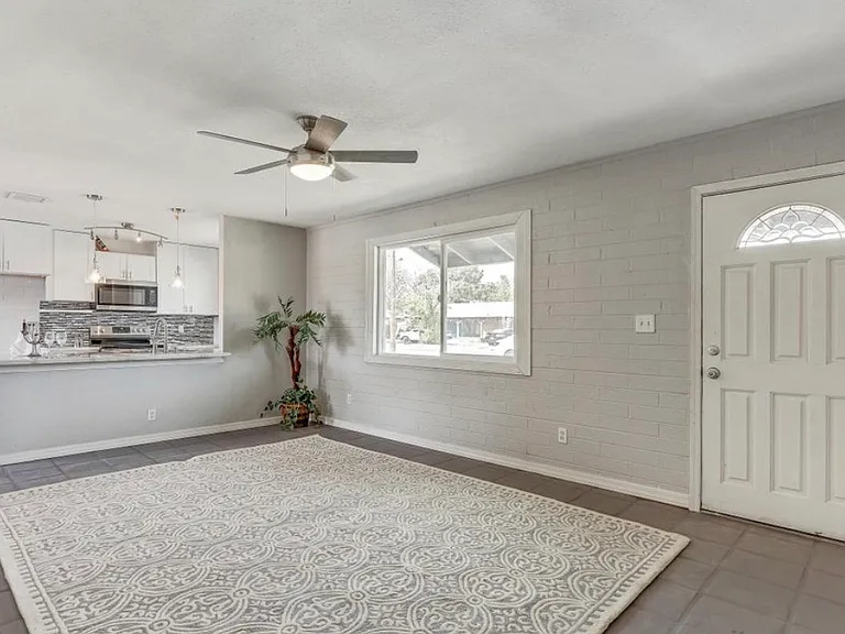 1224 N Palm Ln — Photo 4