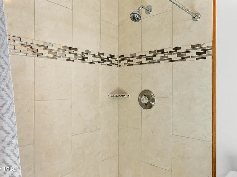 2707 E Louise Dr — Photo 16
