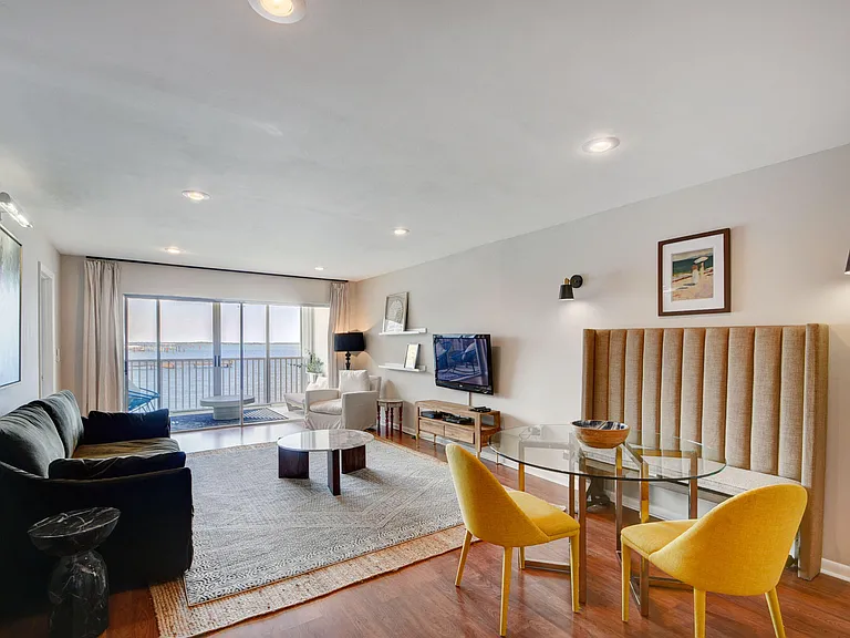 410 Wilma Cir #204 — Photo 4