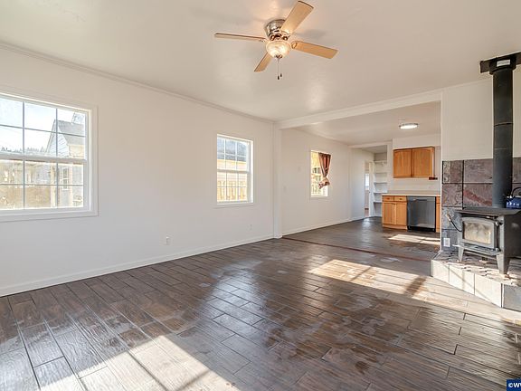 3rd image of 1360 2nd Ave