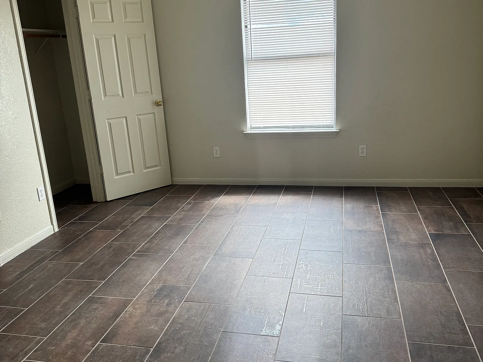 1006 Lansberry Ct — Photo 2