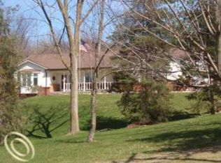 22360 Natasha Ln, South Lyon, MI 48178