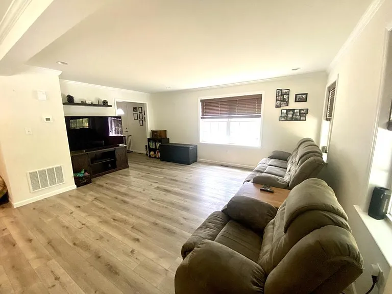 202 Greenfield Ave — Photo 5