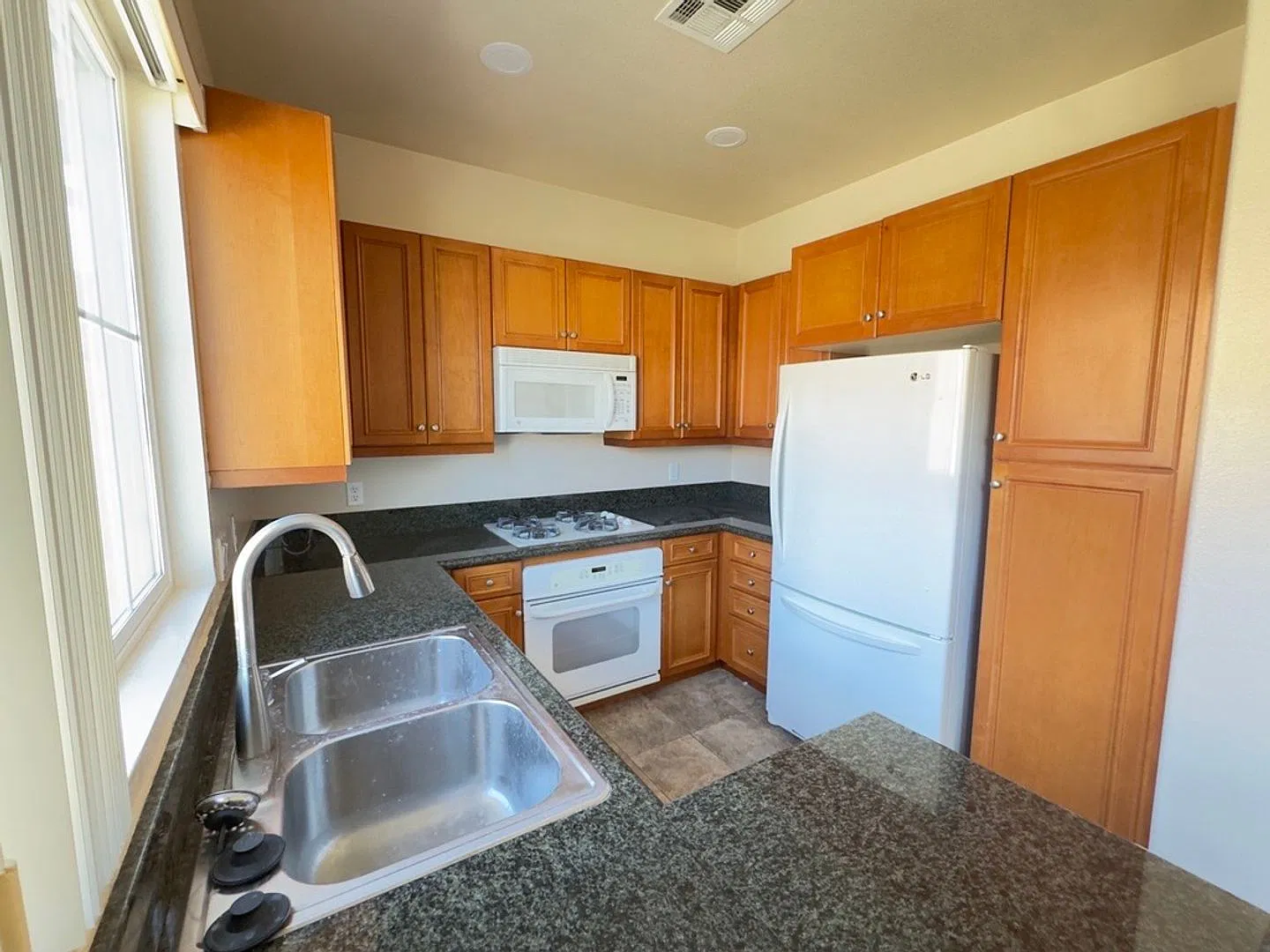 Sabre Springs Condo 2 Bedroom 2 Bathroom for Rent — Photo 3