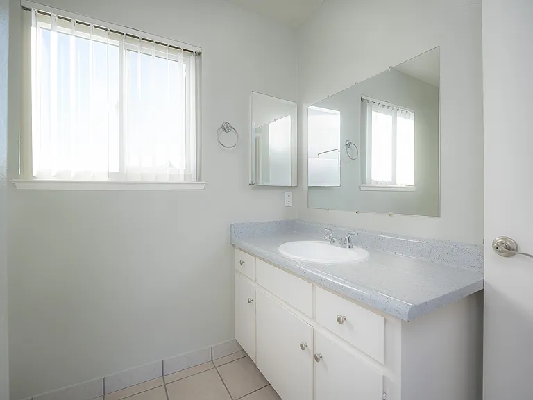 Oliva UNIT#24 bath (2)