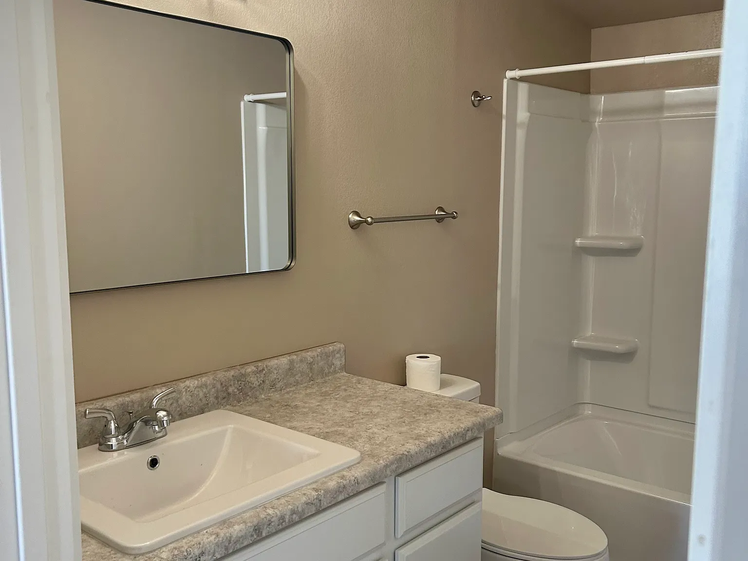3 bed, 1600 sqft, $1,650 — Photo 4