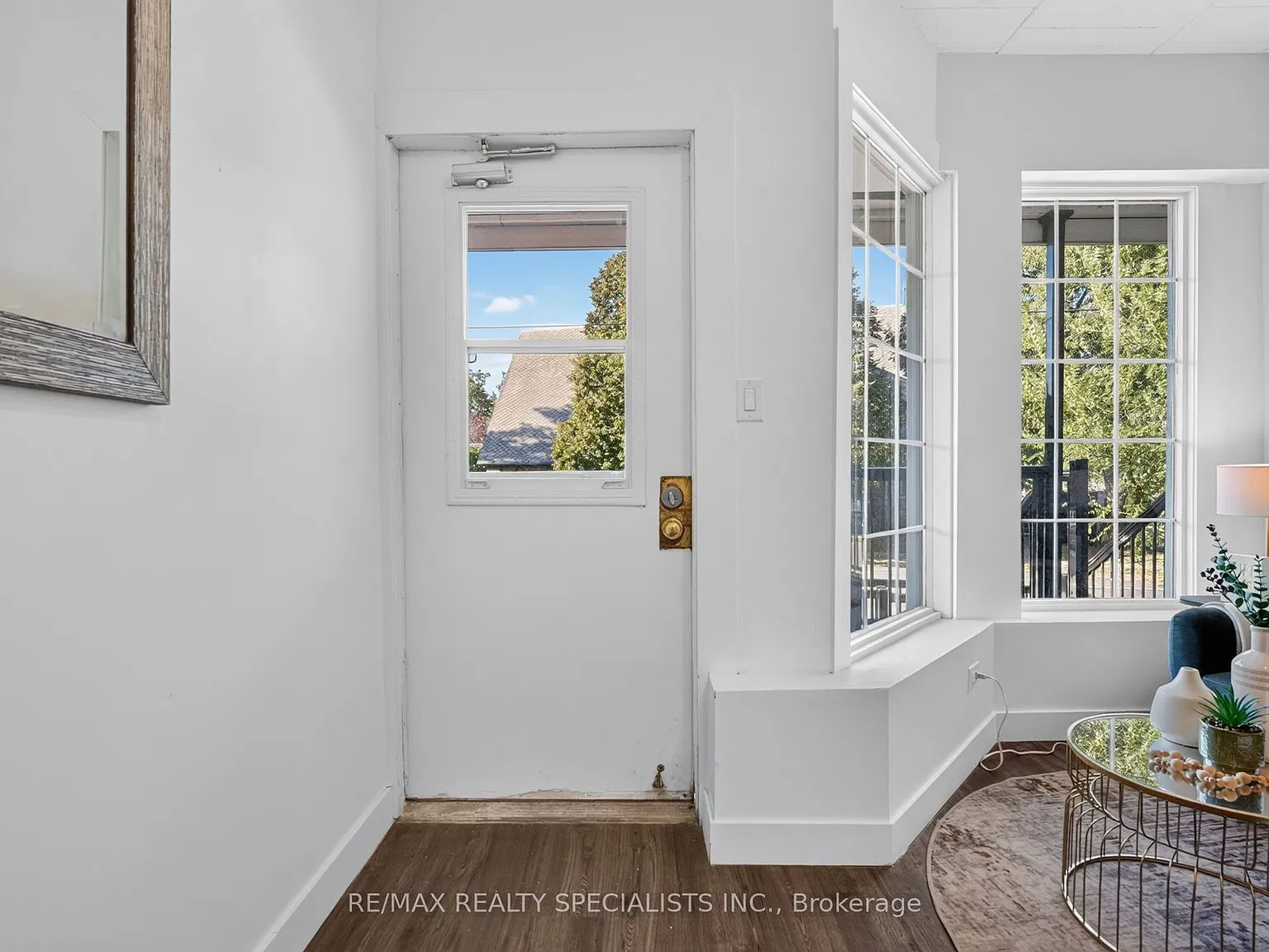 44 Queenston St — Photo 2