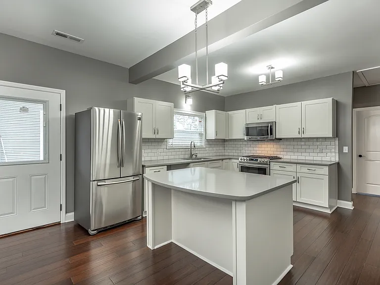 1553 Kirby Ave — Photo 4