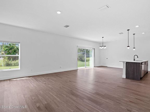 5th image of 2734 Wright Ave SE