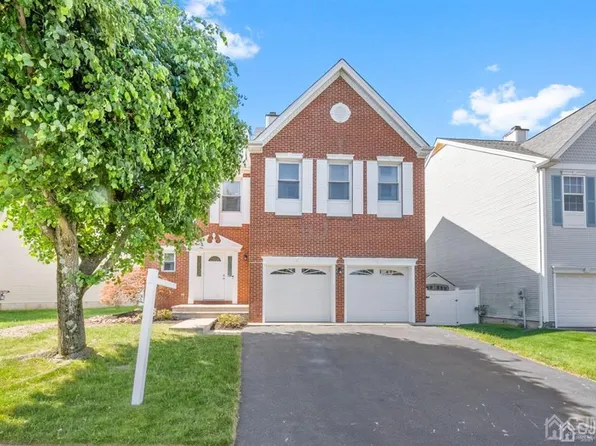 24 Stanford Dr S, Kendall Park, NJ 08824