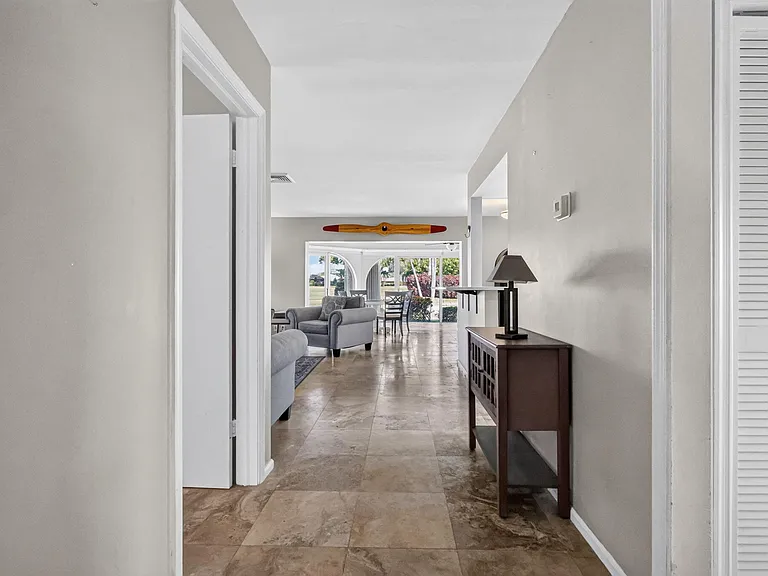 213 Rio Vista Cir — Photo 3