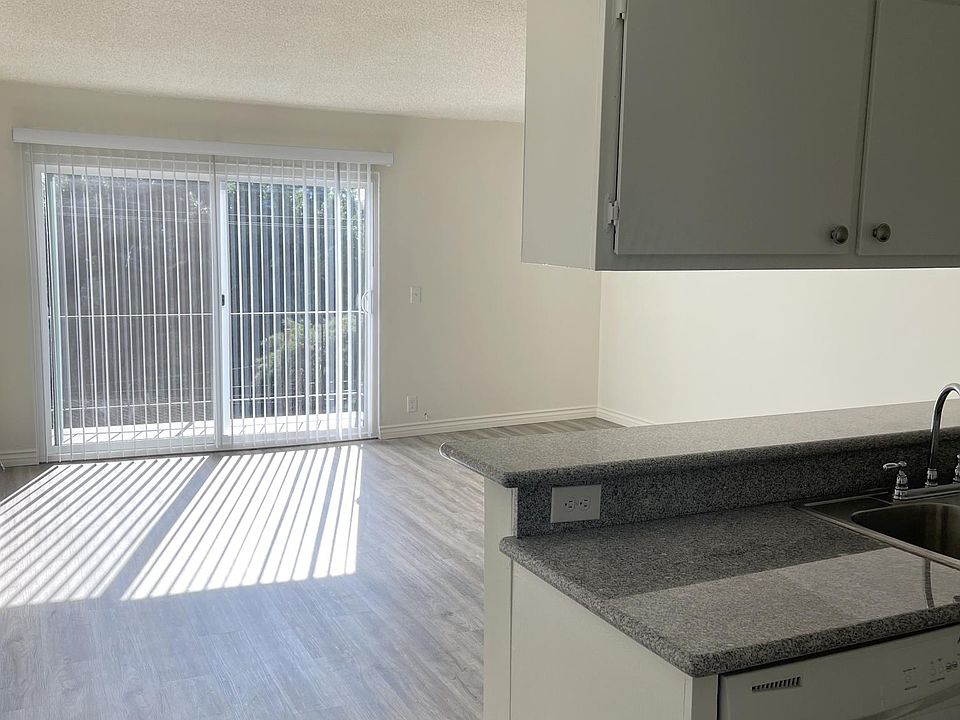 1st image of 144 S Doheny Dr #3448
