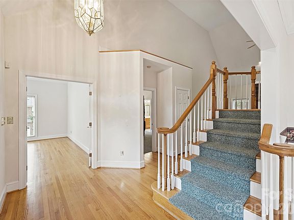 3rd image of 144 Pin Oak Ln
