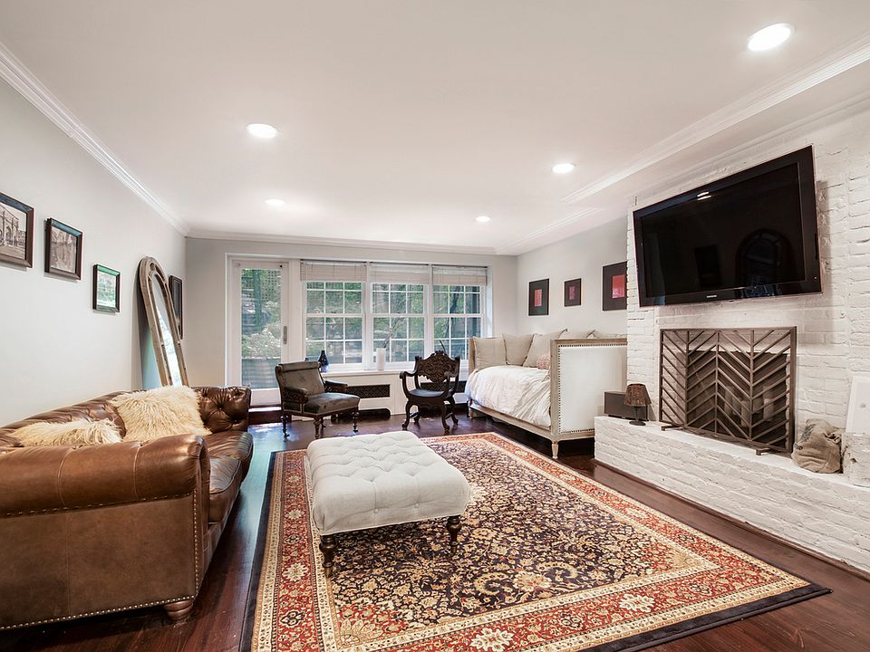 1st image of 352 W 20th St