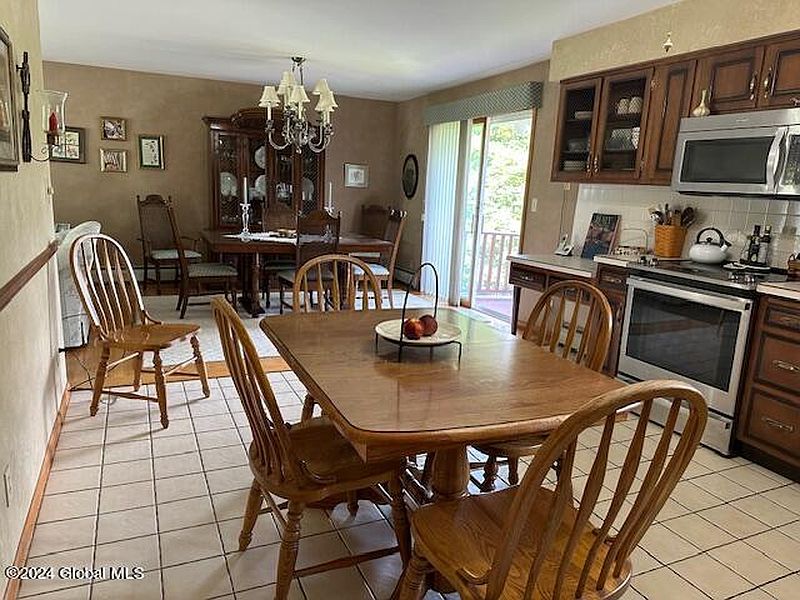3rd image of 32 James Dr