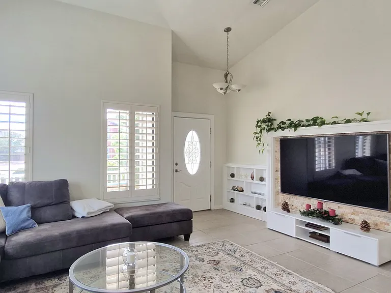 High ceiling, generous living space...