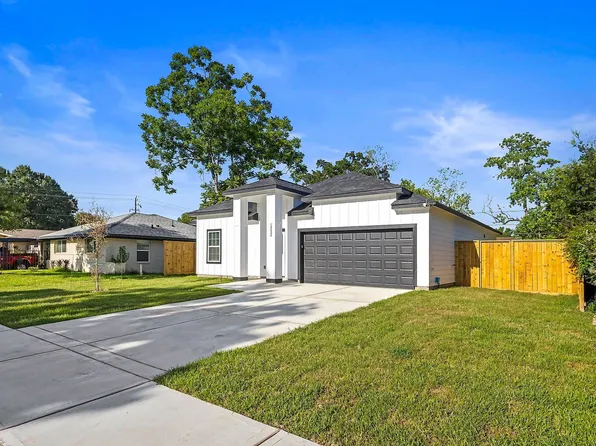 10426 Royal Oaks Dr, Houston, TX 77016