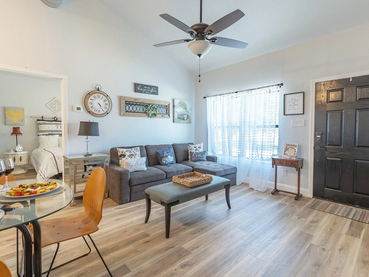 2 bed, 880 sqft, $2,500 — Photo 2