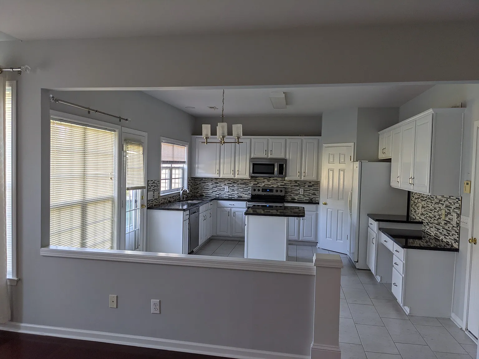4 bed, 2.5 bath, 2402 sqft, $2,900 — Photo 2