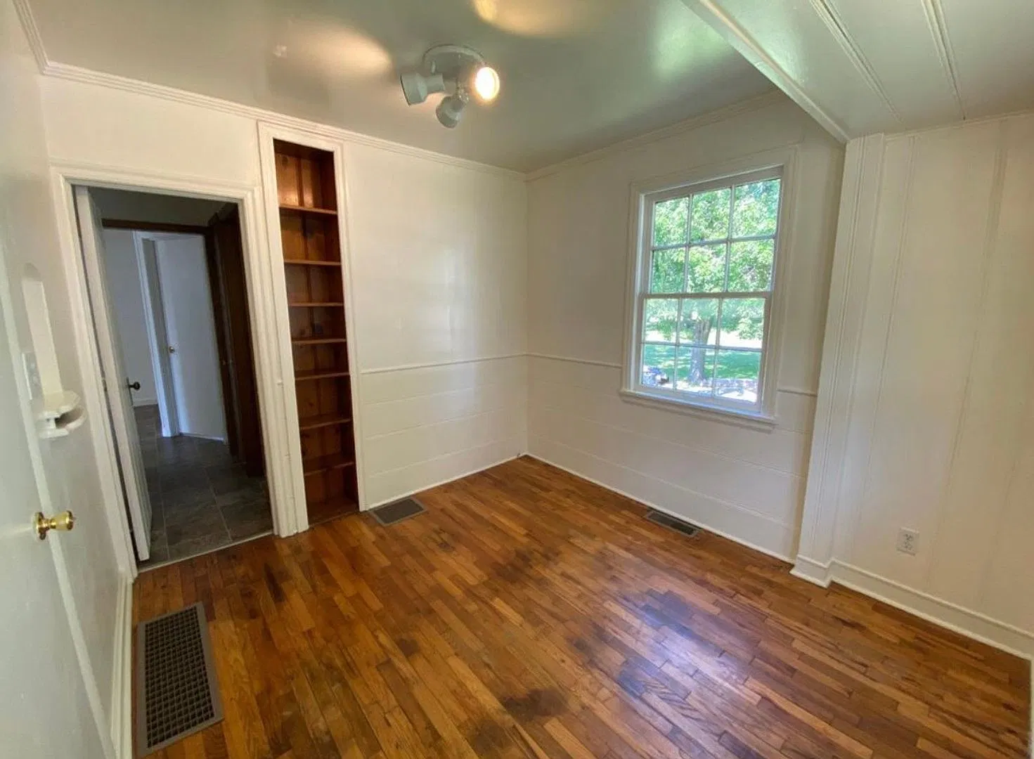 4 bed, 2.0 bath, 1500 sqft, $1,260 — Photo 2