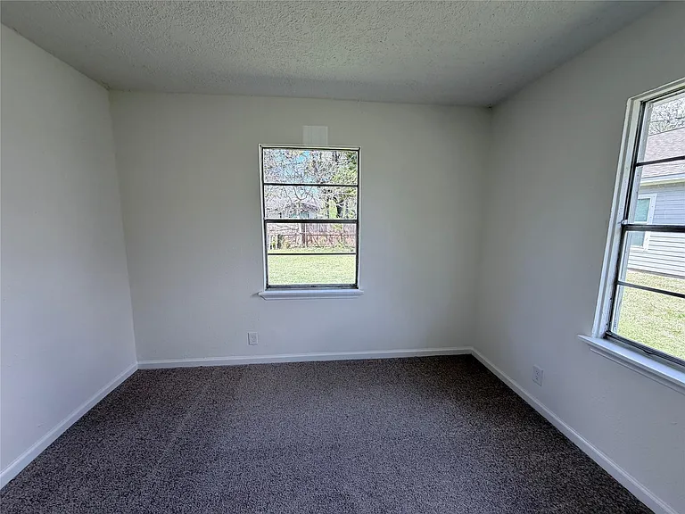 404 Elaine St — Photo 12