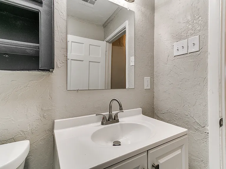 220 E Jacobs Dr — Photo 8