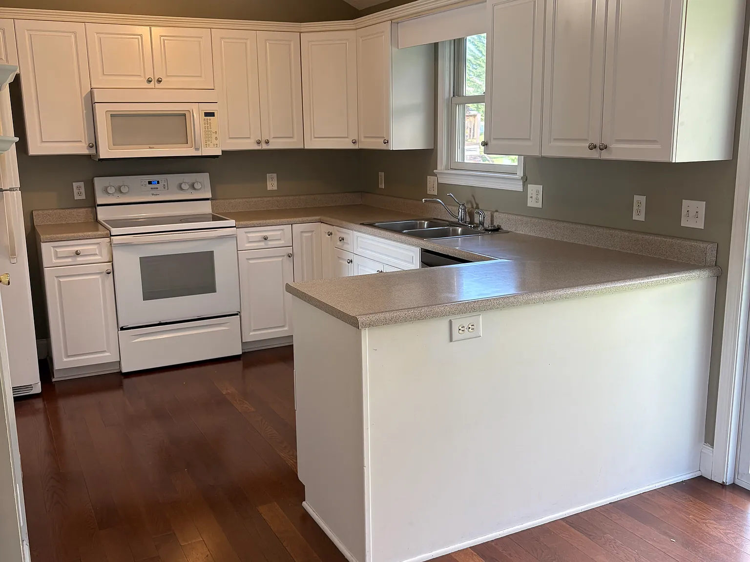 3 bed, 2000 sqft, $1,900 — Photo 2