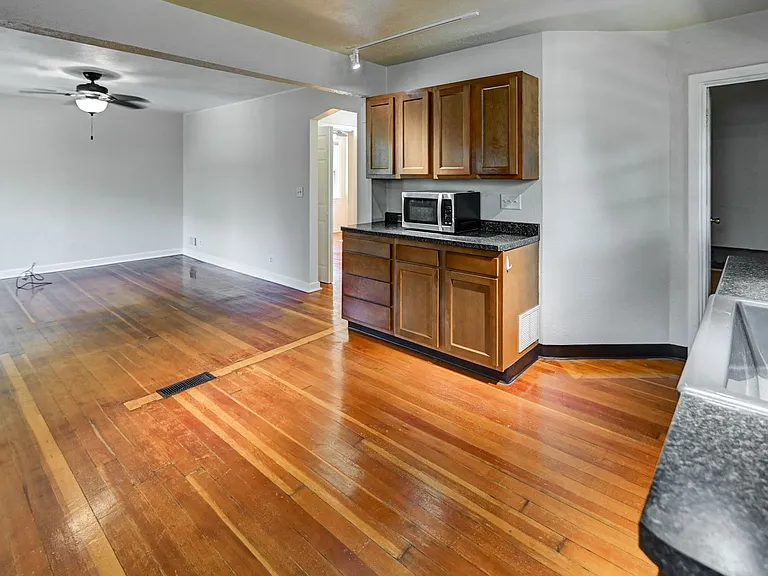 1404 Wyldhaven Ave — Photo 5