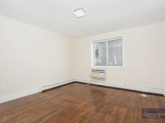 4th image of 576 Henry St #1