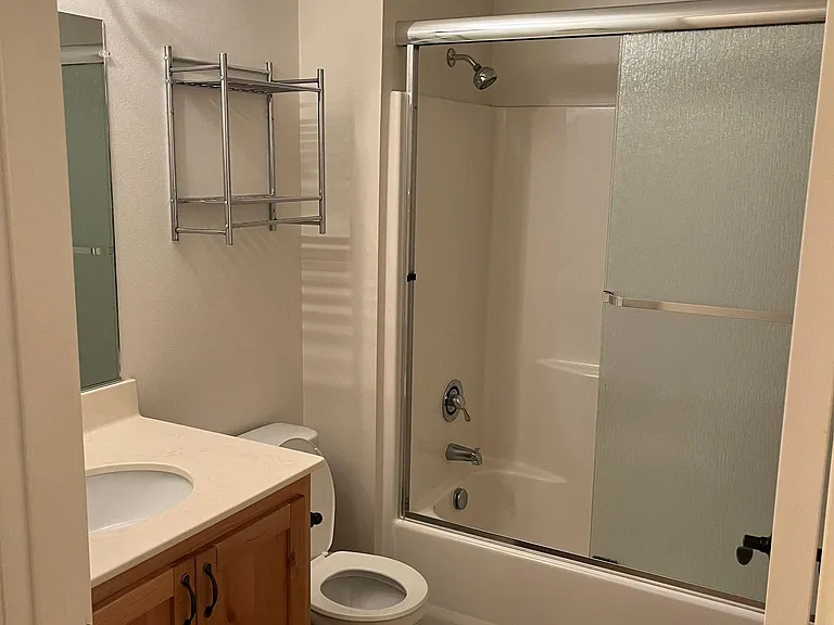 1337 NE Sunrise Ln — Photo 3