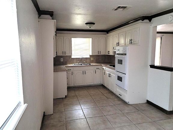 3rd image of 713 NE 83rd St
